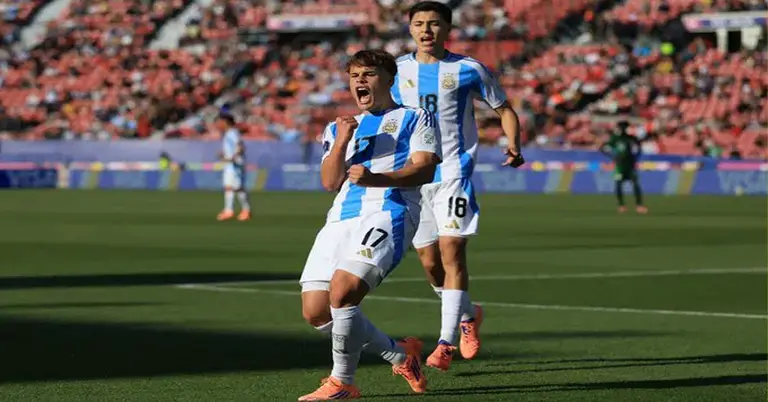 ম্যাচে আর্জেন্টিনা অনূর্ধ্ব-২০ দলের দুজন খেলোয়াড়ের উদযাপনের মুহূর্ত